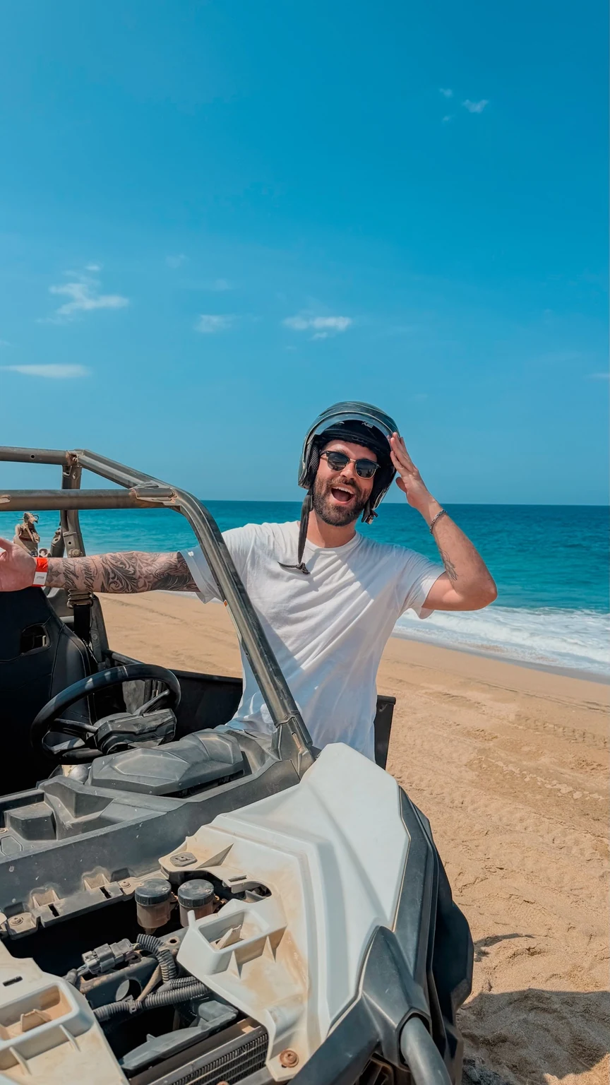 Rena em um buggy na praia