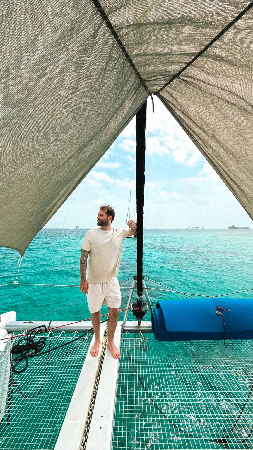 Rena em um catamarã sobre água turquesa