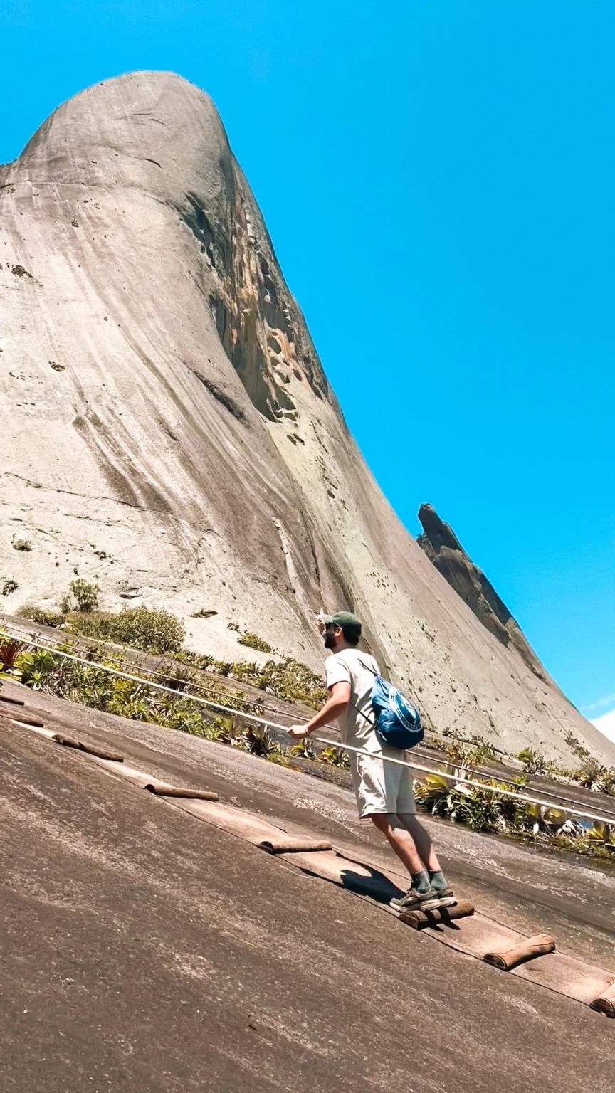 Rena subindo uma trilha em uma montanha