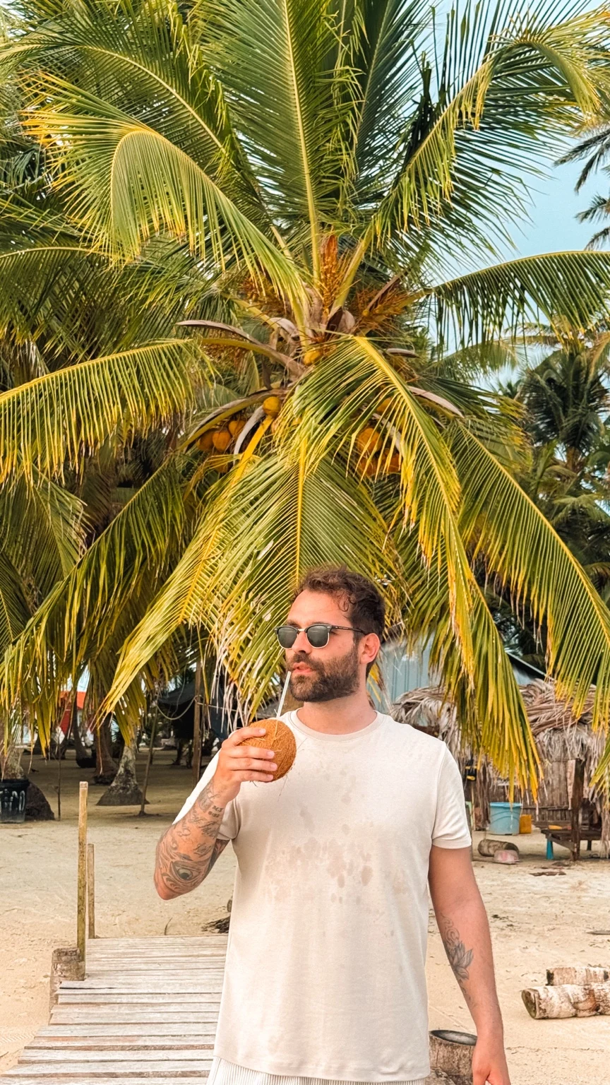 Rena com água de coco em uma praia tropical