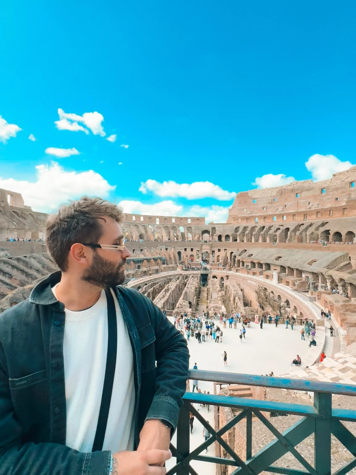 Rena visitando o Coliseu em Roma